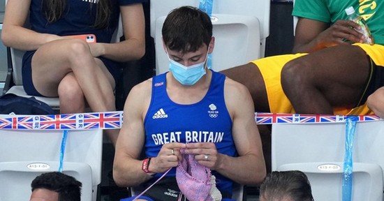 Emlékszel a kötögető olimpiai bajnokra? Tom Daley saját márkát indított, és zseniális