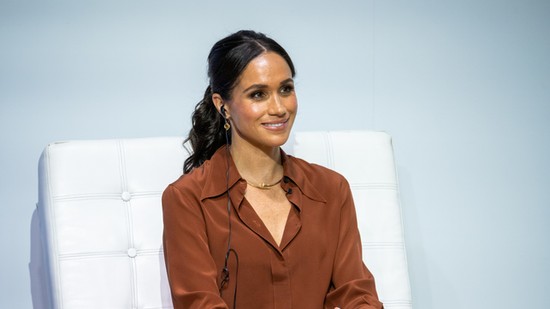 Nem térünk magunkhoz: Meghan Markle a világ legegyszerűbb, de legszebb kis feketéjében lépett vörös szőnyegre