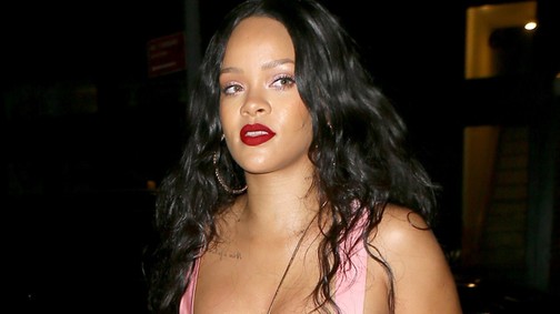 Megállíthatatlanul romlik Rihanna ízlése! Rettenetes a pink overallja