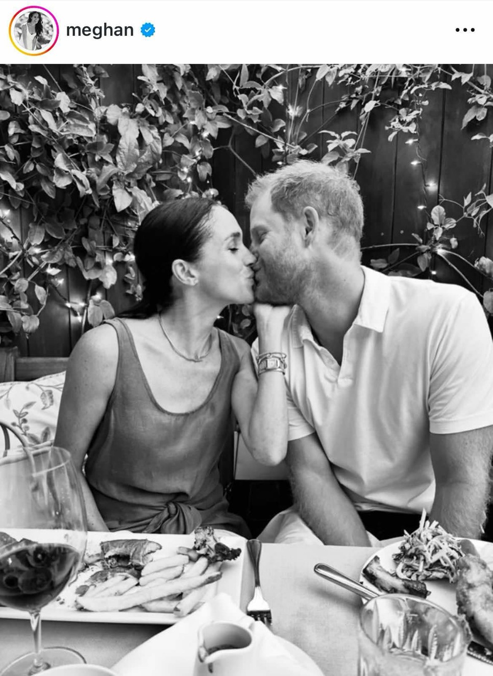 Meghan Markle és Harry herceg fotójából csak úgy árad a szenvedély és a szerelem