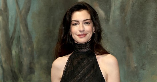 Mégis mi történt Anne Hathaway arcával? Ledöbbentek a rajongók a színésznő Oscar-gálás megjelenésén