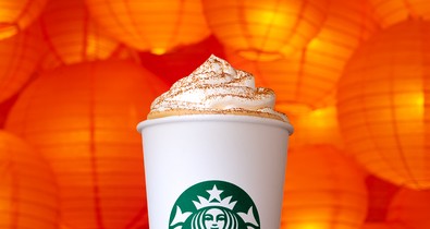 Jön az ősz kedvenc itala a Starbucks kávézókba: A Pumpkin Spice Latte idén először teljesen vegán változatban!