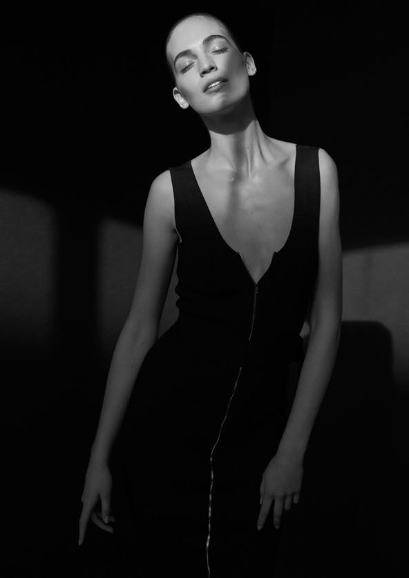 Monokróm múzsa - Gyönyörű fotósorozatban Axente Vanessa!