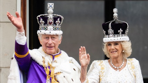 Az ott tényleg az Kamilla királyné ruháján, aminek tűnik?