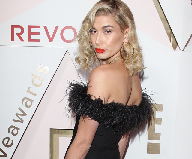 Hailey Baldwin ruhája olyan rövid, hogy nadrággal is félve vennénk fel!