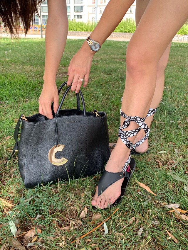 Kulcsár Edina ma bevetette ´popsitakarós´ táskáját