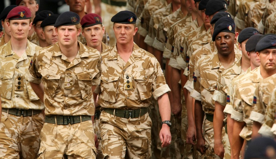 Harry herceg számos kitüntetést kapott Erzsébet királynőtől katonai szolgálata alatt, ezeket azonban mind vissza kellett adnia, amikor Amerikába költözött