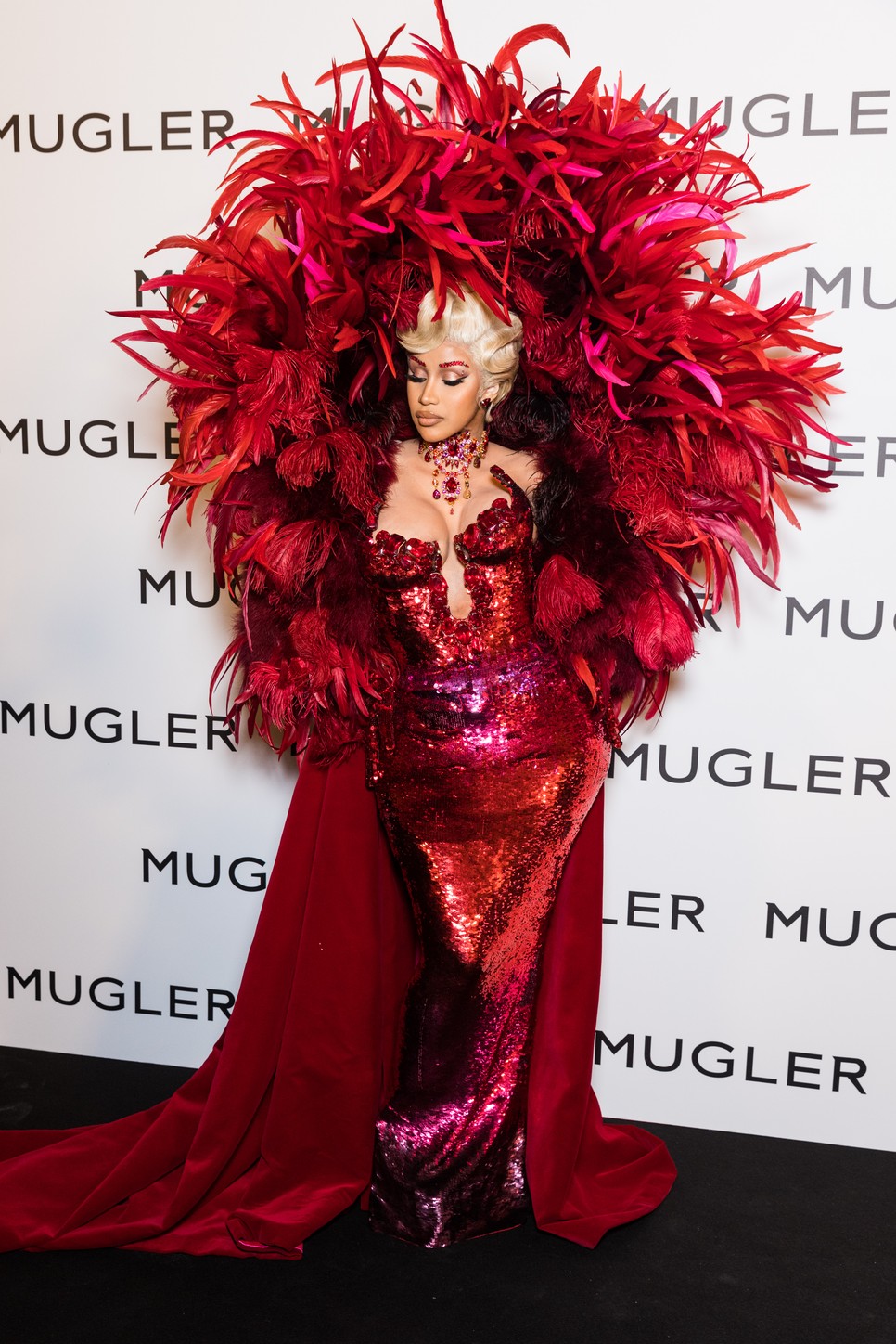 Cardi B fantasztikus Mugler couture kreációban a tervező tiszteletére rendezett kiállításon Párizsban 2021 őszén a divathéten