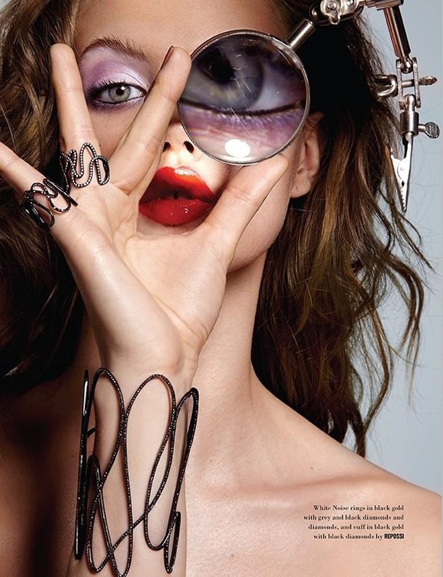 A torzulás, a torz alakok nagyon népszerűek újabban, sajnos. Lindsey Wixson a 10 magazinban.