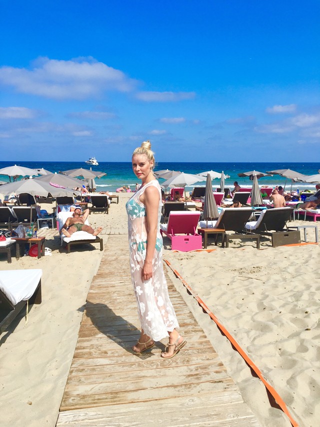 Noémi a csipkeruhára esküszik ekkora hőségben!