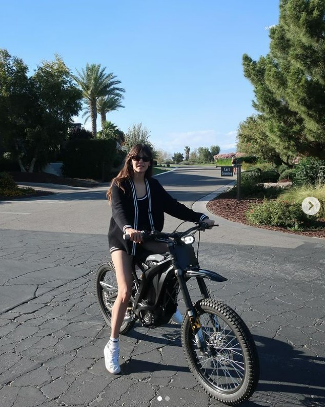 Nina Dobrev itt még mosolyogva készül a nagy kalandra