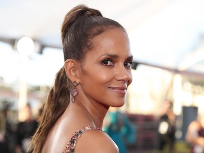 51 évesen posztolt vizes pólós képet Halle Berry, de még milyet