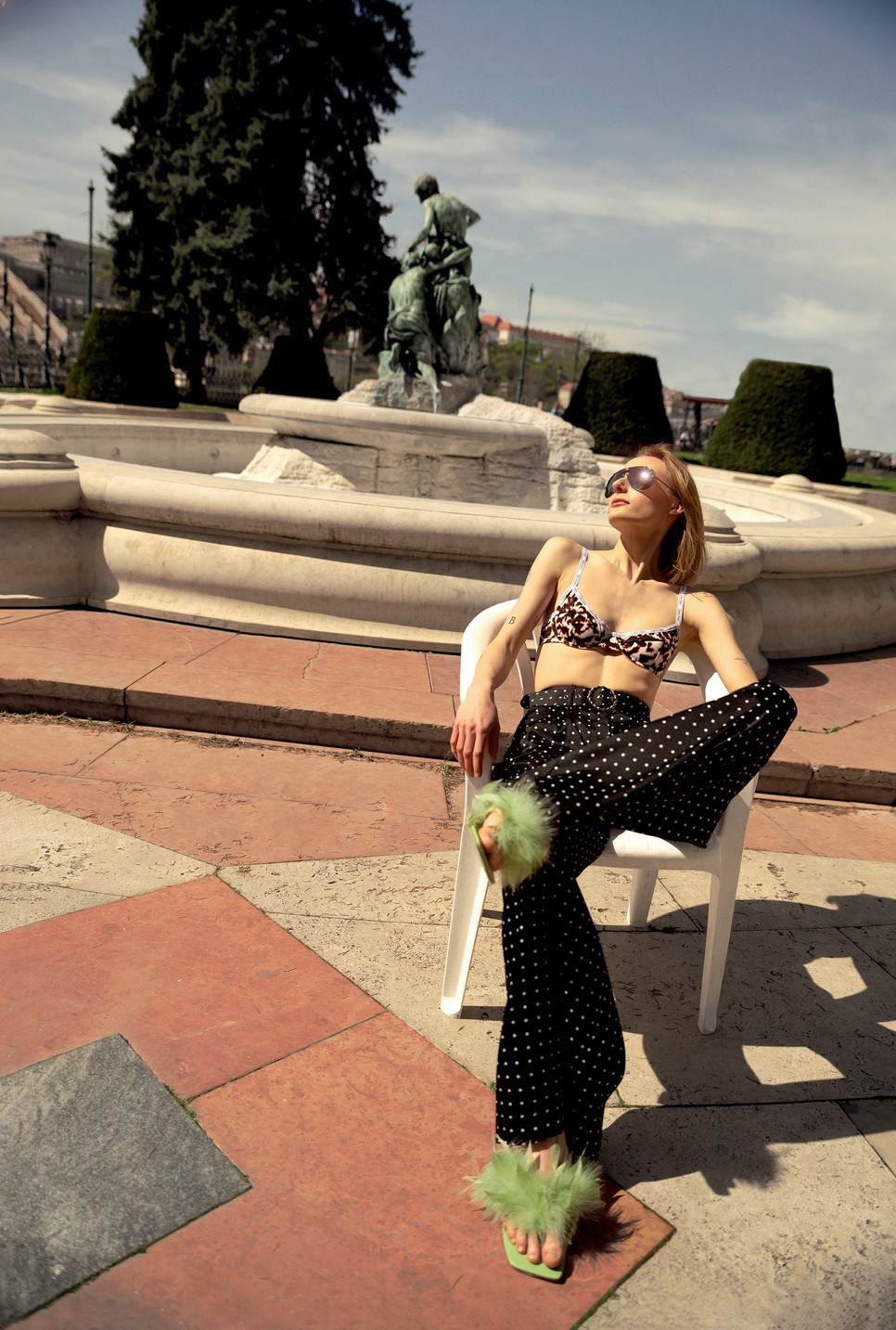 Bikinifelső CALVIN KLEIN– Van Graaf 21 990 Ft | Nadrág MANGO 15 995 Ft | Napszemüveg VERSACE– Optic World 104 000 Ft | Papucs MANGO 27 995 Ft