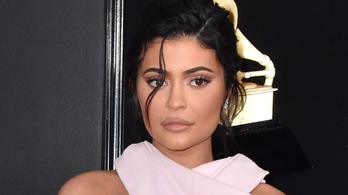 Te jó ég: Kylie Jenner ruháját egy kényszerzubbonyról mintázták