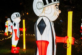 Alice Csodaországban elevenedik meg a Garden of Lights fényfiguráival a Füvészkertben