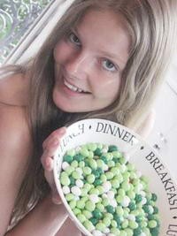 Tudom, ezt nem mondtam,de csokoládé függő vagyok, és ez tál mentolos mnmsel való pózolás az eddigi legjobb bizonyítékom rá...