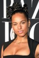 Alicia Keys díszes fonatai szoborhatásúak.