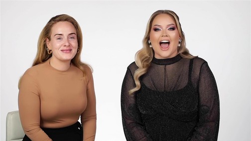Az év legszórakoztatóbb videója: Adele és NikkieTutorials együtt sminkelnek és őrültködnek