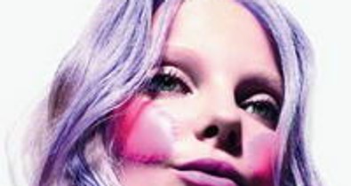 Neon színű hajjal hódít Enikő