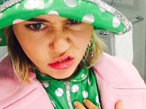 Mi az ott Miley Cyrus ujján? Csak nem egy ELJEGYZÉSI GYŰRŰ??!