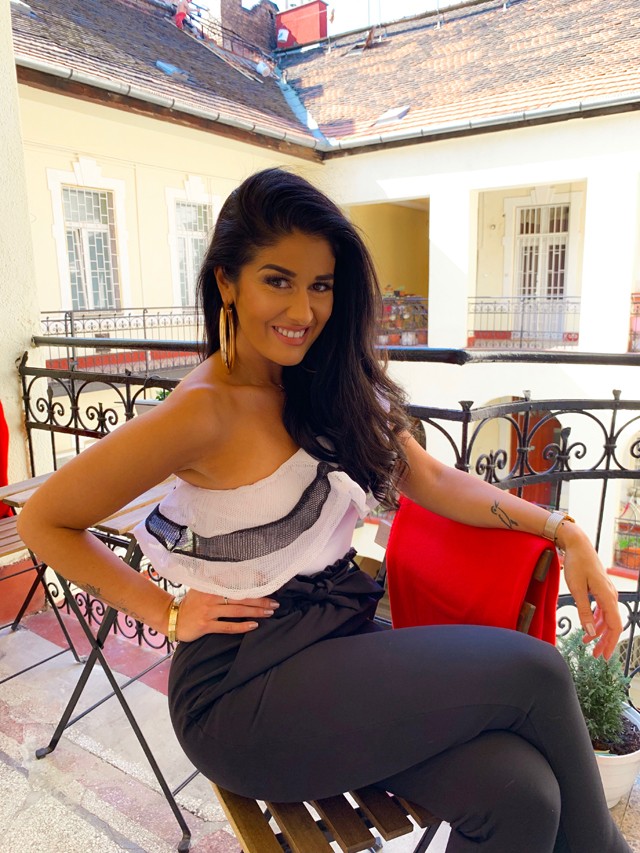 Singh Viki gardóbjából már a lazább darabok is előkerültek