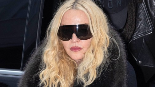 Madonna csipkés miniben érkezett a milánói divathétre, modellként sétált az aprócska darabban