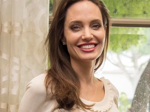 Angelina Jolie kiszabadult a karanténből és azonnal megmutatta, milyen ruhát érdemes venned ezen a nyáron