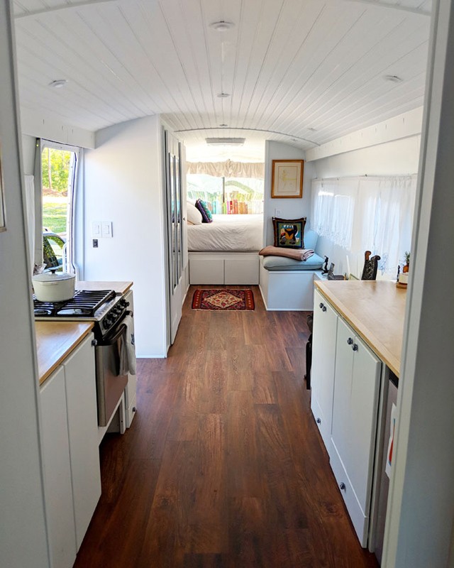 Ez a lány egy lerobbant buszt alakított át csodálatos lakássá!