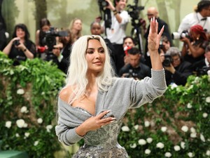 Megrázó felvételek: Kim Kardashian alig kapott levegőt a Met-gálás fűzőjében