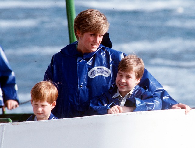 Diana és a fiúk a Niagara-vízeséshez látogattak. 