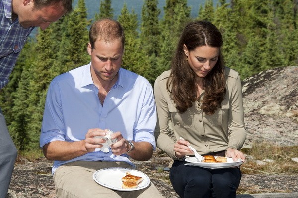 Kulináris élvezetek II: nincs is jobb, mint a természet lágy ölén ebédelni, főleg ha közben néhányan le is fényképeznek közben, a pár láthatóan repes az örömtől!