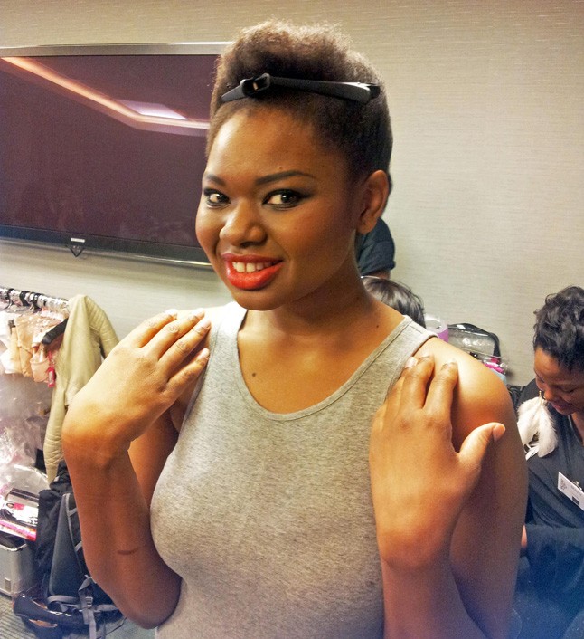 Backstage a bemutatón, Chantelle a csodaszép plus size modell