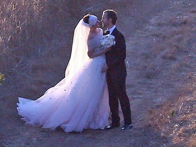 Anne Hathaway hitvesi csókja a kukoricásban