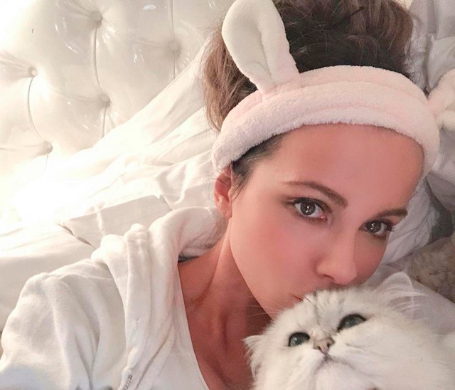 Kate Beckinsale rekreálta a Dirty Dancing ikonikus jelenetét... a macskájával