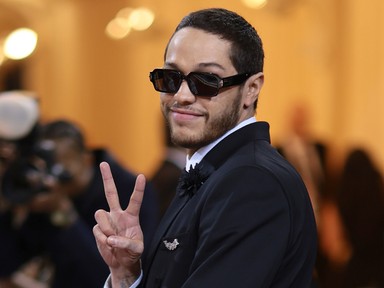 Pete Davidson teljesen kopasz lett, és meglepően jól áll neki