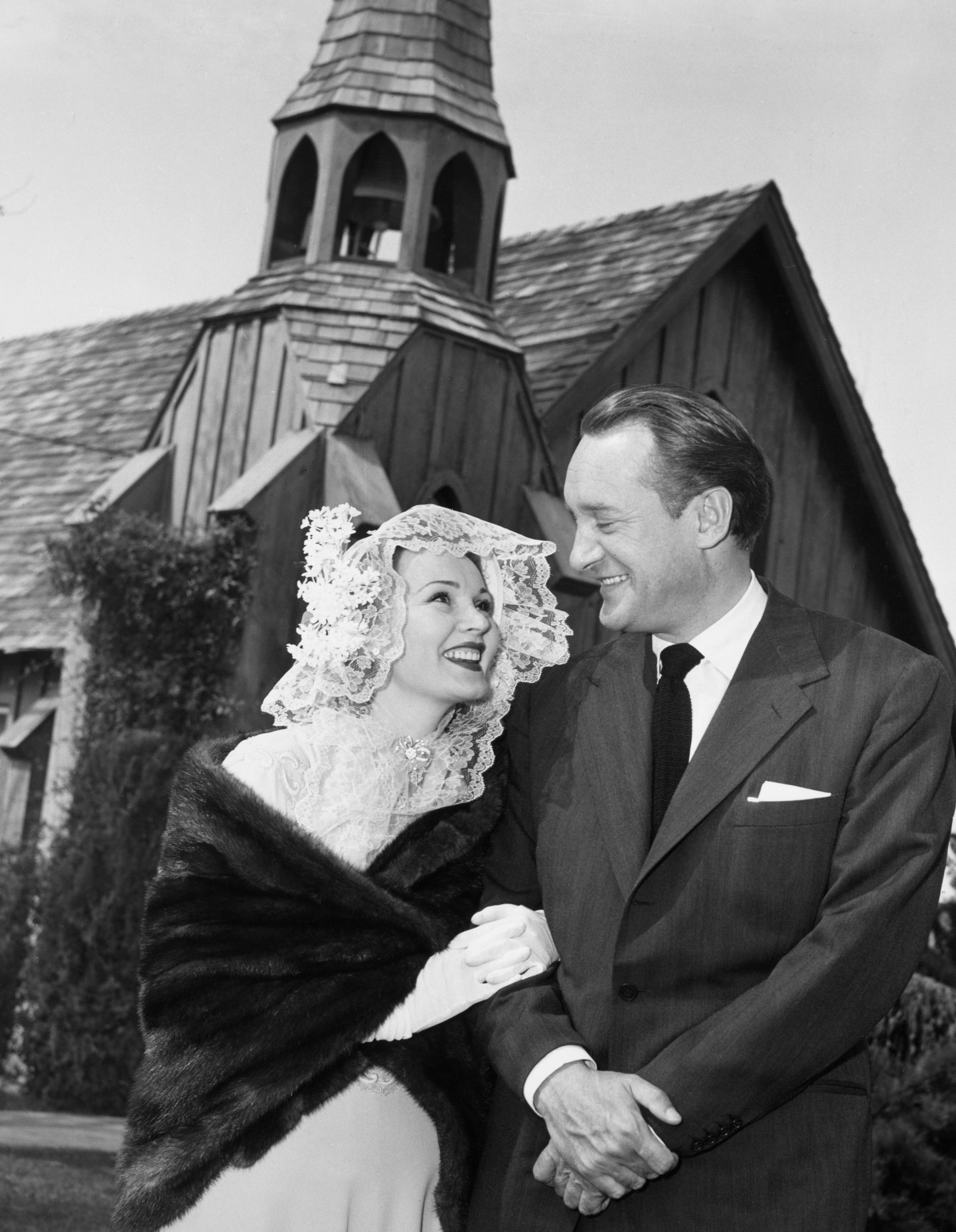 1949: Gábor Zsuzsa összeházasodik George Sanders brit színésszel Las Vegasban, Nevadában.  Ez már a harmadik házassága volt.