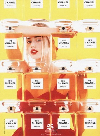 Estella Warren: A Chanel No. 5 parfüm kampányarca, Estella Warren tavaly májusban három parkoló autónak hajtott, majd elmenekült a helyszínről. Mikor a rendőrök őrizetbe akarták venni a modellt ittas vezetésért, Estella lábon rúgta egyiküket, s miután a rend őrei bekísérték őt a kapitányságra, a modell egyszerűen megszökött.