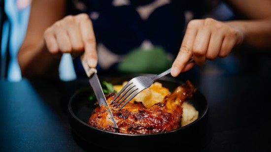 Így jelezheti a tested, ha túl sok húst eszel