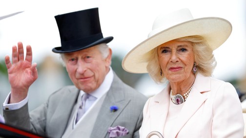 Károly király és Kamilla királyné csak úgy ragyognak egymás mellett, álomszép karácsonyi képeslappal üzentek