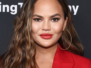 Chrissy Teigen annyira valós fotót osztott meg kislányáról, hogy el sem hisszük