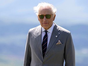 Bennfentes árulta el, milyen apa Károly király, amikor nem látják a kamerák
