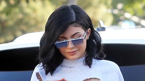 Annyira idióta Kylie Jenner pulcsija, de ebből is trendet fog csinálni