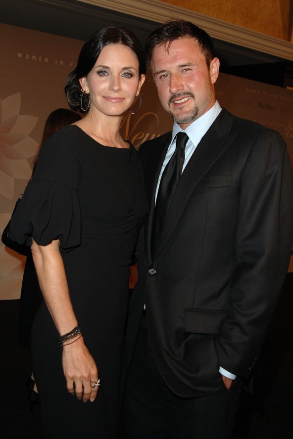 Courteney Cox és David Arquette. A Jóbarátok és a Sikoly sztárja 1999-ben kötötték össze életüket, egy kislányuk született, és 11 év házasság után váltak el. Davidnek alkohol- és drogproblémái voltak, ezért elvonóra is ment. Cox állítása szerint a férfi ezenfelül még szexmániás is volt.