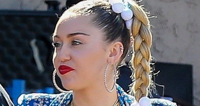 Miley Cyrus ruhája nem csak előnytelen, de még tevepatát is villantott benne