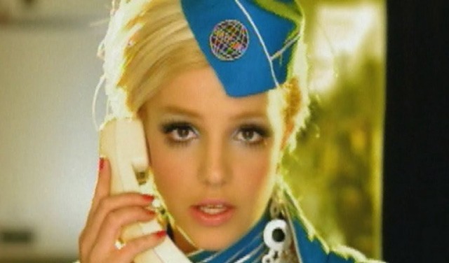 Elnézést kérünk, de ez a kutya TÉNYLEG tökéletesen ´elénekli´ a Toxic dallamát