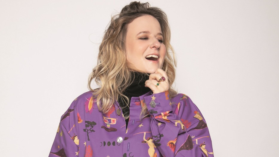 Rainer Micsinyei Nóra / Felső és alsó: KAMAY KO STUDIO, Garbó: MANGO, Nyaklánc: SISTER THE BRAND, Gyűrű: PARFOIS