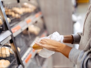 Az Auchan meglépte: nem lesz többé műanyagzacskó az üzleteiben