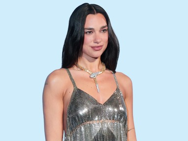 Dua Lipa leopárdmintás bikiniben élvezi a napsütést, elképesztő formában van az énekesnő