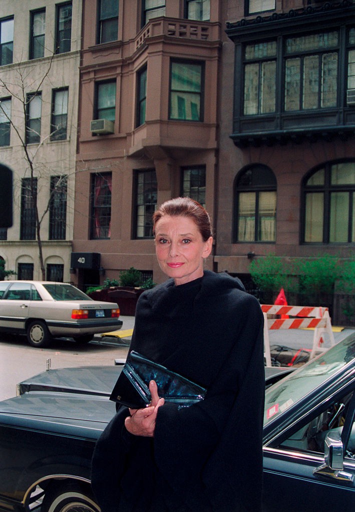 Audrey Hepburn New York utcáin, egy fekete köpenybe burkolózva. Egyszerre volt visszafogott és elegáns – pont úgy, ahogy mindig is emlékezni fogunk rá.