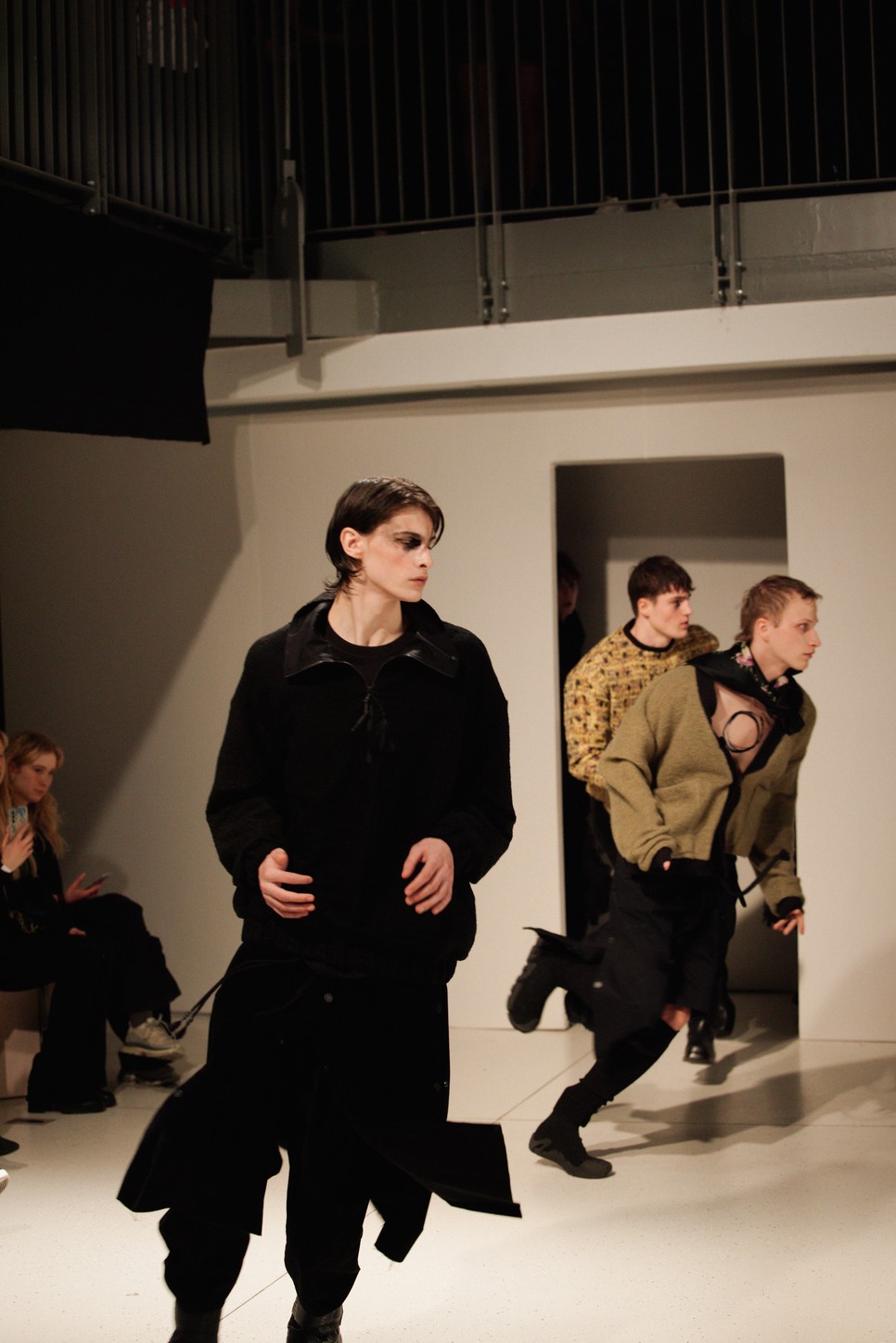 ZSIGMOND 2025-2026 őszi-téli bemutató: a betyárok állansó lelki készenlétét, menekülését is megjelenítették a modellek